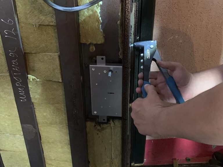 Фото установка замка в металлическую дверь